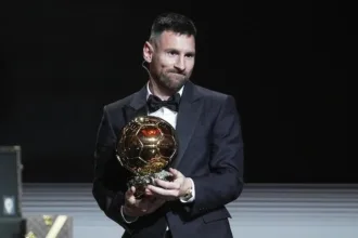 Lionel Messi meraih penghargaan Ballon dOr 2023, Selasa (31/10/2023) dini hari WIB. (c) AP Photo/Michel Euler