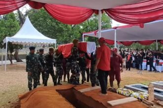 pemakaman ayah ari wibowo dan ira wibowo di taman makam pahlawan diiringi prosesi militer Y8ZBdeYzIP