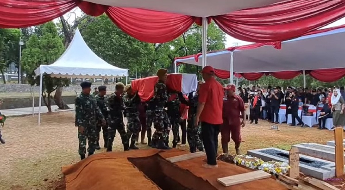 pemakaman ayah ari wibowo dan ira wibowo di taman makam pahlawan diiringi prosesi militer Y8ZBdeYzIP
