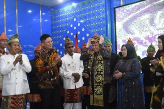 Agus Fatoni Pj Gubernur Sumsel Mendapatkan Gelar Suttan Mangku Keresidenan dari Lembaga Pembina Adat Kab. Oku Timur