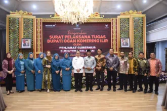 Pj Gubernur Sumsel Agus Fatoni Saat Menyerahkan Surat Pelaksanaan Plt Bupati OKI. (Foto/Prov.Sumsel)