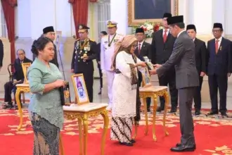 Presiden Jokowi Memberikan Gelar Pahlawan Nasional (Foto: Setkab)