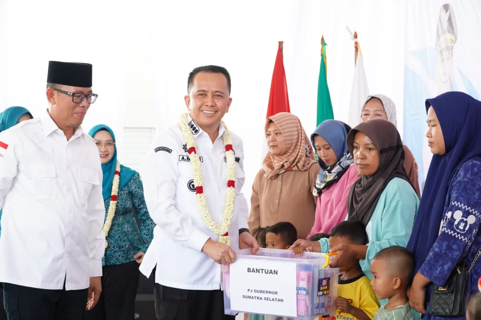 Pj Gubernur Sumsel Agus Fatoni Memberikan Bantuan Ke Pada Masyarakat di Kab. Ogan Komering Ulu (OKU) (Foto/Prov.Sumsel)