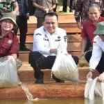 Pj Gubernur Sumsel Agus Fatoni Menebar 10 Ribu Bibit Ikan (Foto/Prov.Sumsel)