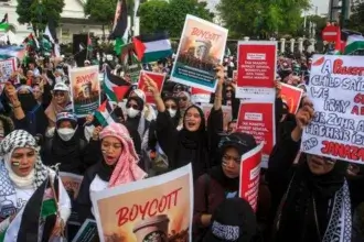 Aksi Demo Serukan Pemboikotan Produk Israel