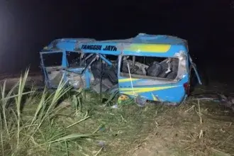 Kondisi Bus berjenis Elf Ringsek, Tertabrak KA Probowangi (Foto: Istimewa)