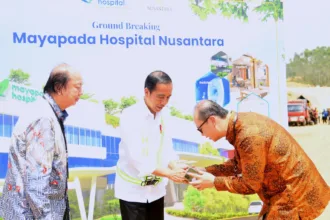 Presiden Joko Widodo melakukan peletakan batu pertama Rumah Sakit (RS) Mayapada Hospital Nusantara di Kabupaten Penajam Paser Utara, Provinsi Kalimantan Timur (01/11/2023). (Foto: BPMI Setpres)