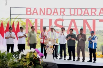 Presiden Joko Widodo melakukan peletakan batu pertama Bandar Udara Ibu Kota Nusantara (IKN) di Kabupaten Penajam Paser Utara, Provinsi Kalimantan Timur (01/1/2023). (Foto: BPMI Setpres)