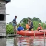 Penjabat (Pj) Gubernur Sumatera Selatann (Sumsel) Agus Fatoni meninjau sekaligus memberikan bantuan ke lokasi banjir di Kabupaten Musi Banyuasin (Muba)