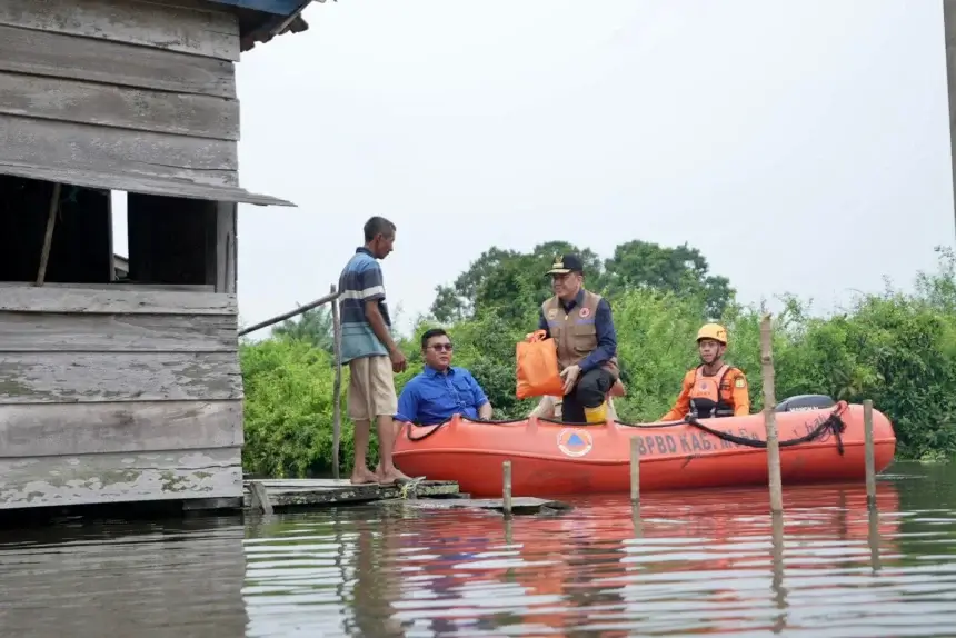 Penjabat (Pj) Gubernur Sumatera Selatann (Sumsel) Agus Fatoni meninjau sekaligus memberikan bantuan ke lokasi banjir di Kabupaten Musi Banyuasin (Muba)