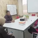 Terpidana perkara korupsi Ririn Sikinaningsih (kanan) menjalani pemeriksaan di Kantor Kejari Surabaya, Kamis (25/1/2024). ANTARA/HO-Kejari Surabaya