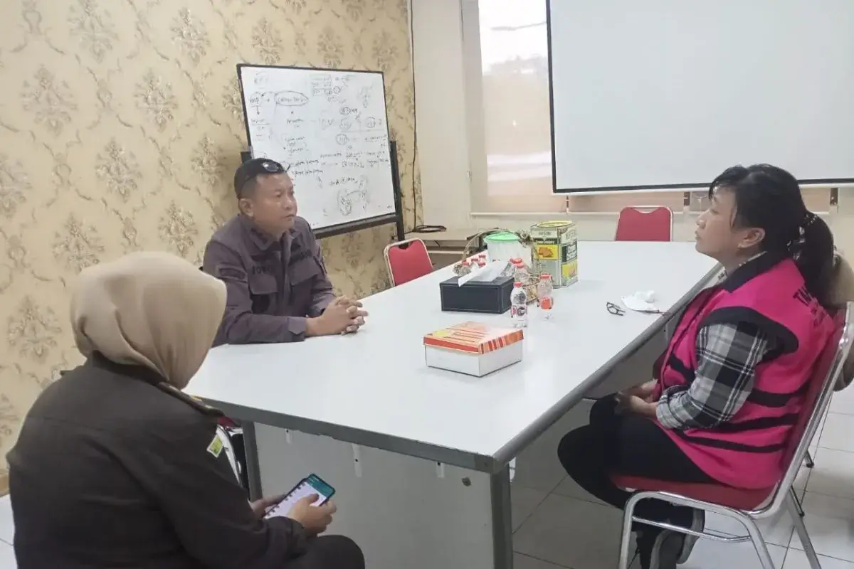 Terpidana perkara korupsi Ririn Sikinaningsih (kanan) menjalani pemeriksaan di Kantor Kejari Surabaya, Kamis (25/1/2024). ANTARA/HO-Kejari Surabaya