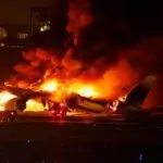 Sebuah pesawat terbakar di landasan Bandara Haneda Tokyo, Jepang, Selasa (2/1/2024) waktu setempat. Pesawat itu berasal dari maskapai Japan Airlines. (REUTERS/Issei Kato)