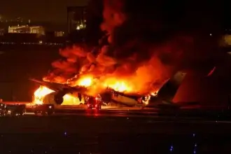 Sebuah pesawat terbakar di landasan Bandara Haneda Tokyo, Jepang, Selasa (2/1/2024) waktu setempat. Pesawat itu berasal dari maskapai Japan Airlines. (REUTERS/Issei Kato)