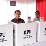Penjabat (Pj) Gubernur Sumatera Selatan (Sumsel) didampingi Pj Ketua Tim Penggerak Pemberdayaan dan Kesejahteraan Keluarga (TP PKK) Tyas Fatoni menggunakan hak suaranya dalam Pemilihan Umum (Pemilu) 2024