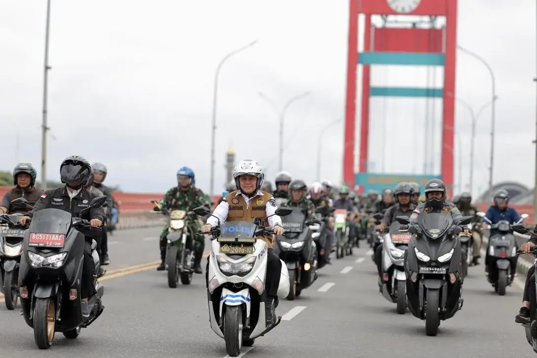 Penjabat (Pj) Gubernur Sumatera Selatan (Sumsel) Agus Fatoni meninjau langsung sejumlah Tempat Pemungutan Suara (TPS) di Kota Palembang dengan mengendarai sepeda motor.